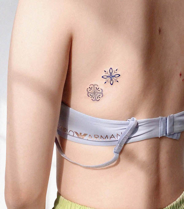 Piccolo ornamento tatuaggio sulla schiena da @e.hyang_.tattoo