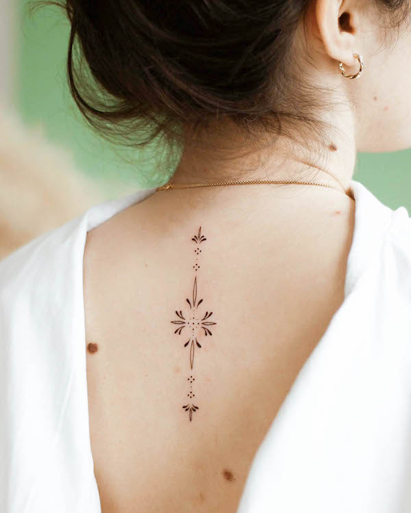 Tatuaggio semplice con piccoli ornamenti di @sera.sacli