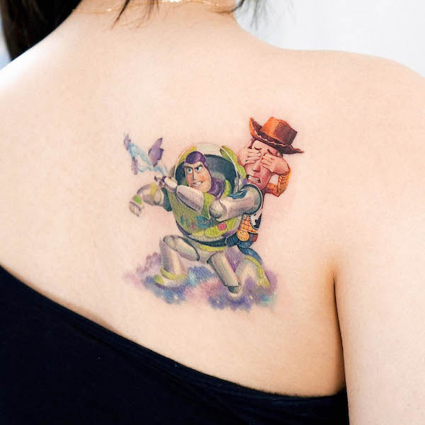Tatuaggio sulla schiena di Toy Story di @abii_tattoo