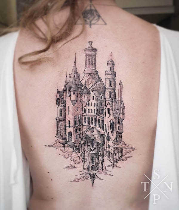 Tatuaggio del castello inverso di @hexapode_tattoo