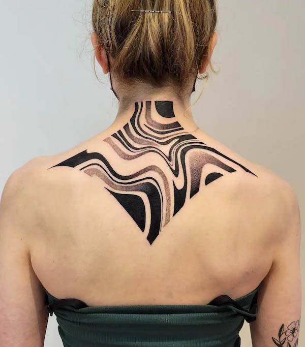 Tatuaggio astratto sulla parte superiore della schiena di @finite.not_.infinite