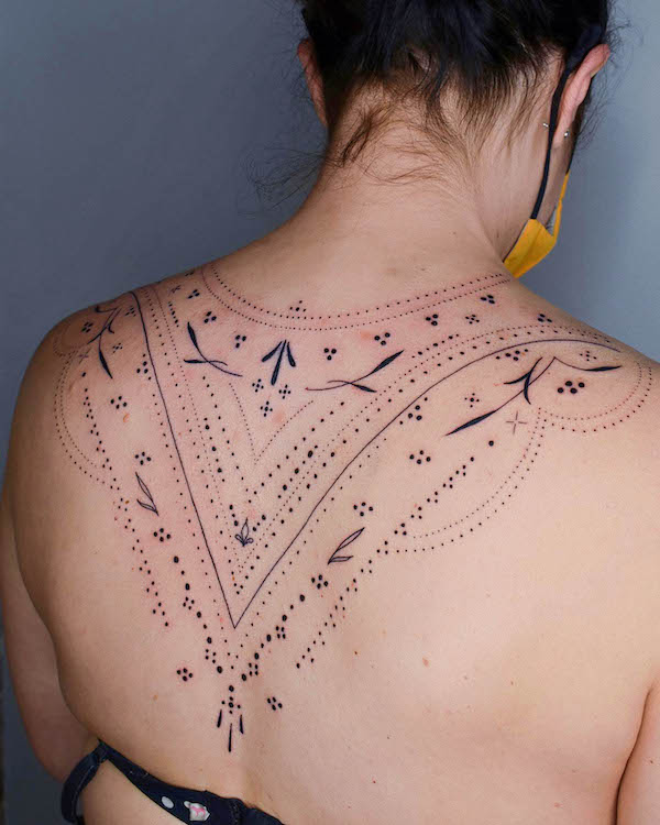 Tatuaggio ornamentale della parte superiore della schiena di @k_inx
