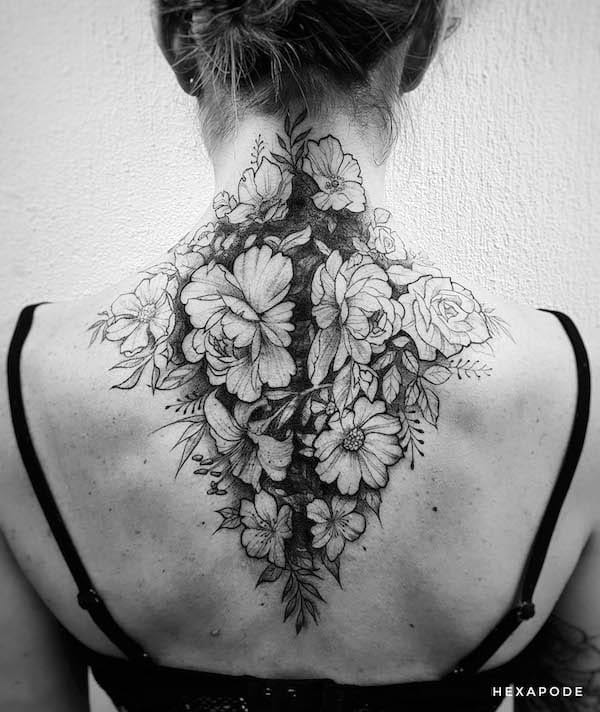 Tatuaggio di fiori sulla schiena da @hexapode_tattoo