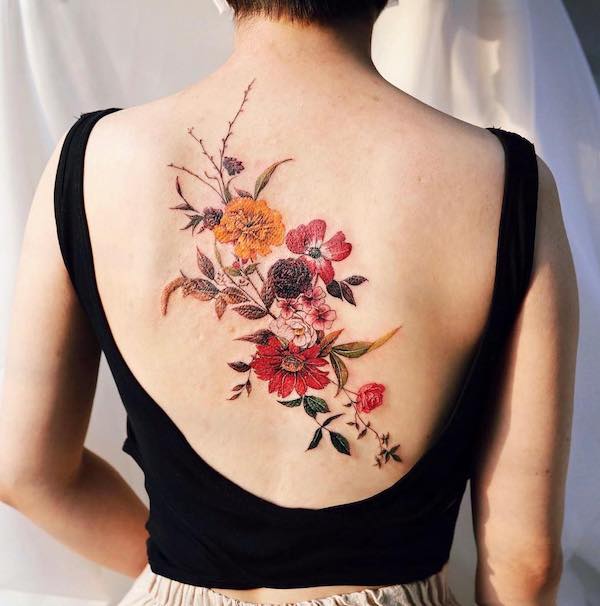 Tatuaggio con fiori sulla schiena di @vane.tattoo_