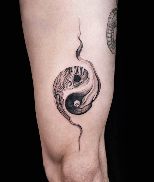 Tatuaggio con lavaggio a inchiostro Yin e Yang di @ink.feb24