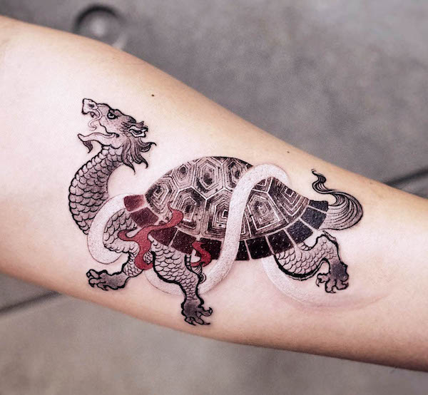 Il tatuaggio del braccio della Tartaruga Nera di @chenjie.newtattoo
