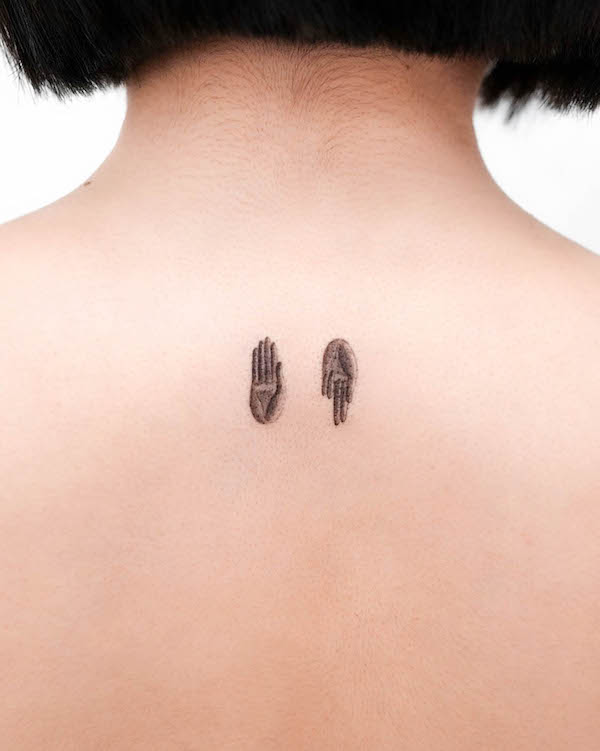 Tatuaggio di Tiny Buddha hands nape di @tattooist_kimria