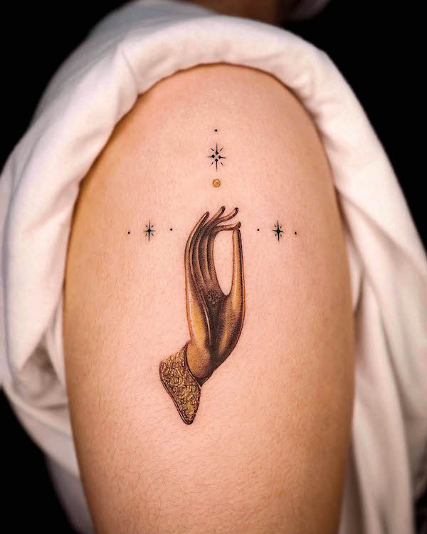 Gesto della mano di Buddha tatuato da @rizn__tattoo