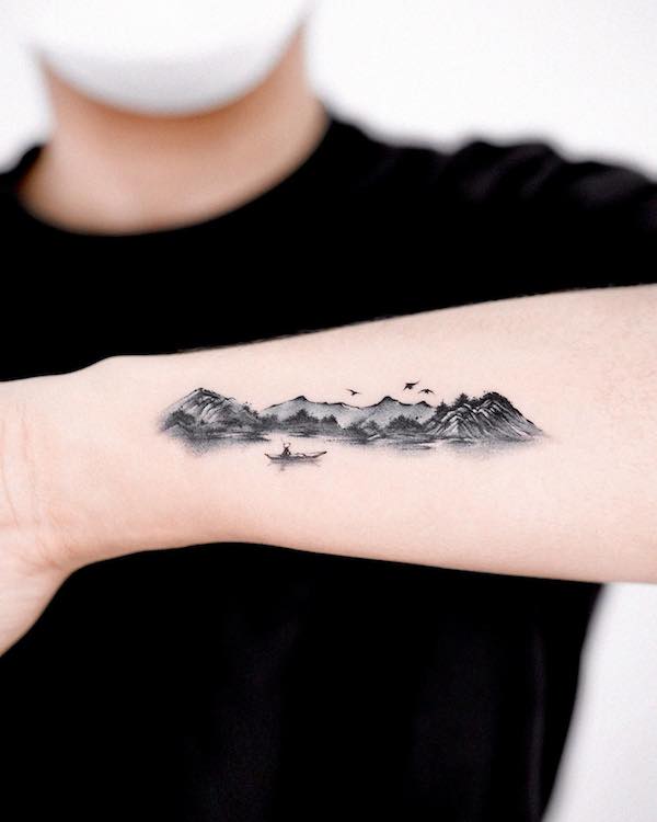 Tatuaggio di paesaggio cinese con lavaggio a inchiostro di @vanzotattoo