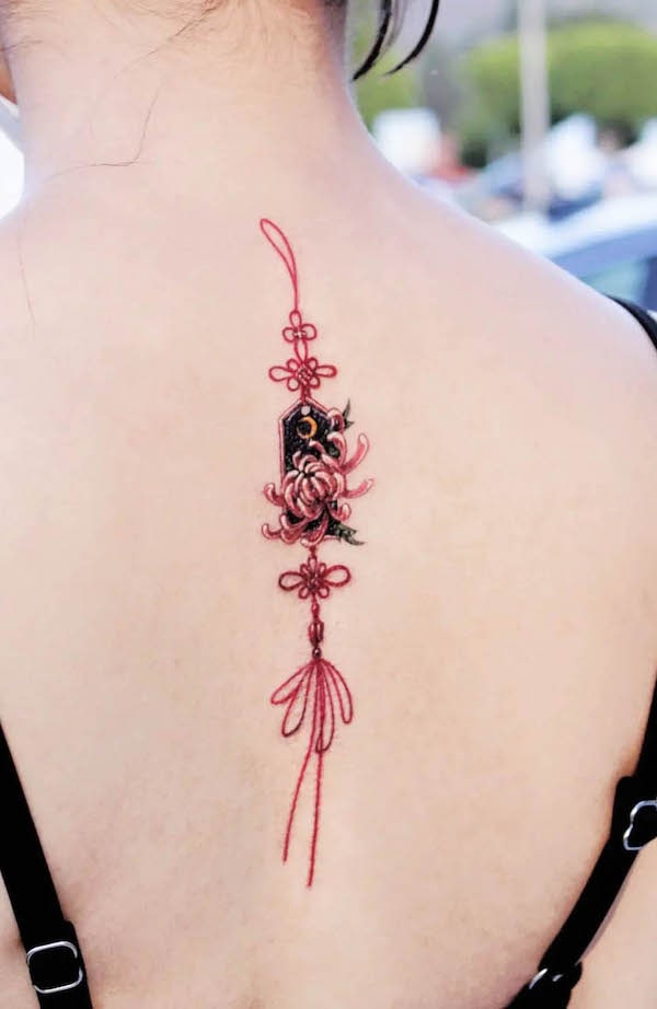 Piccolo amuleto orientale tatuato sulla schiena da @arese_tattoo