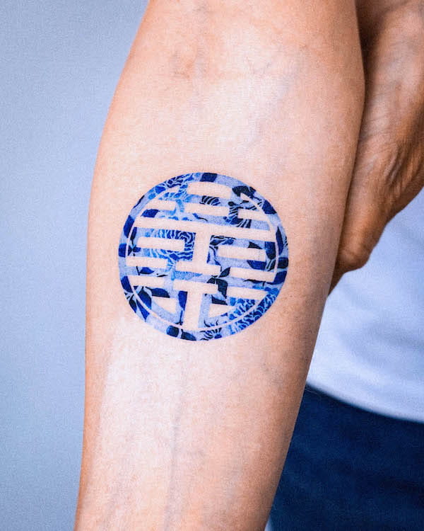 Tatuaggio di felicità con lettera cinese tradizionale di @e.nal_.tattoo
