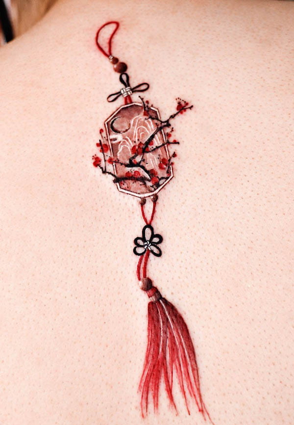 Amuleto floreale orientale di @yeobaeg_tattoo