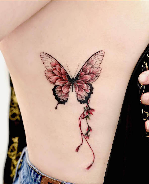 Tatuaggio di farfalla femminile di @forest__tt