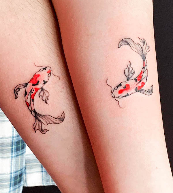 Tatuaggio di pesci koi abbinati di @tsuki_ink