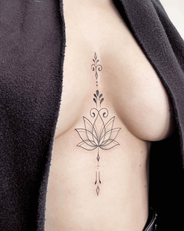 Tatuaggio con simbolo del fiore di loto di @michalska.tattoo