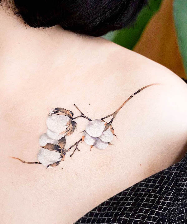 Tatuaggio della spalla con fiore di cotone di @newtattoo_qiqi