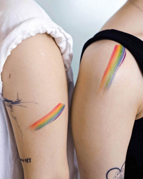 Tratti arcobaleno abbinati per le migliori amiche di @tattoo_a_pezzo