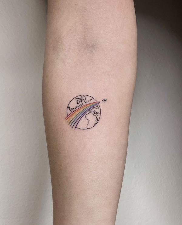 Tatuaggio sul braccio con arcobaleno in bianco e nero di @melikegunes.ink