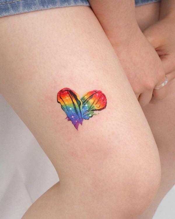 Tatuaggio dell'orgoglio con cuore arcobaleno di @tattooist_sigak