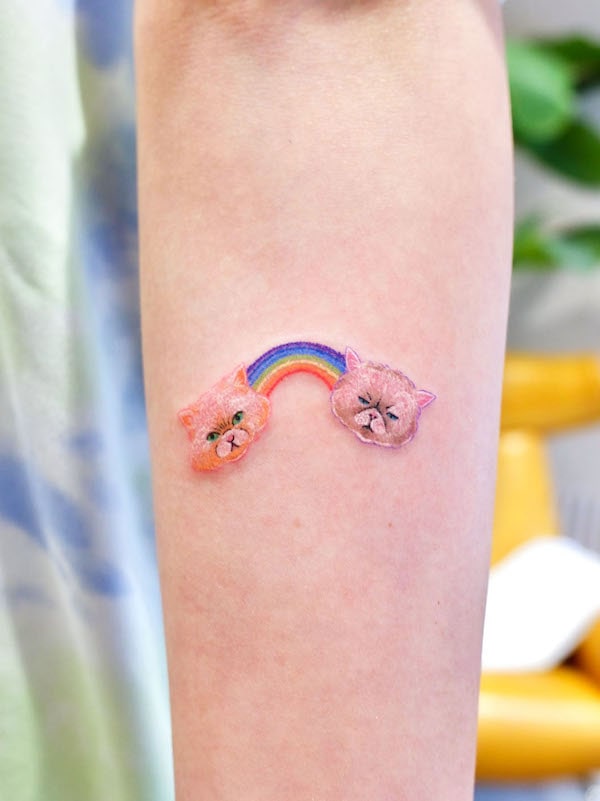 Adorabile tatuaggio arcobaleno per gli amanti dei gatti di @seon_tattoo