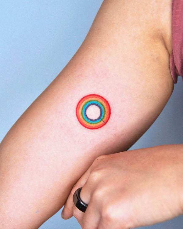 Tatuaggio bicipite arcobaleno di @yoon_tattooer