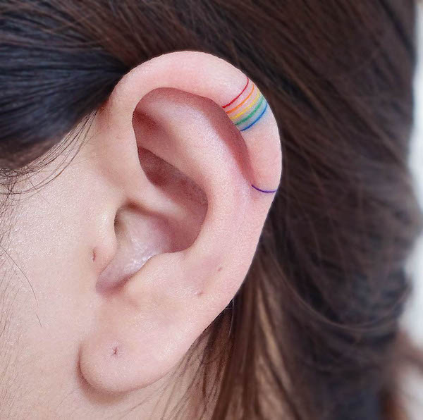 Piccolo arcobaleno linee orecchio tatuaggio da @sey8n