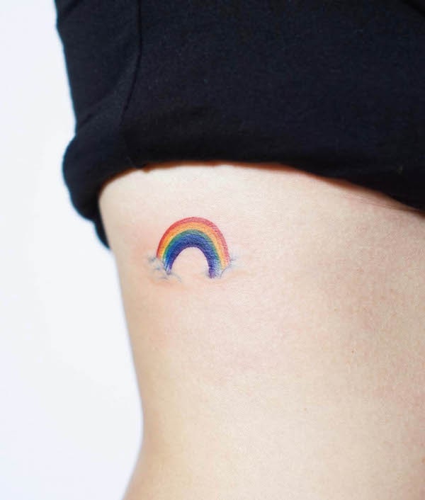 Piccolo arcobaleno sulla vita di @tatuatore_silo