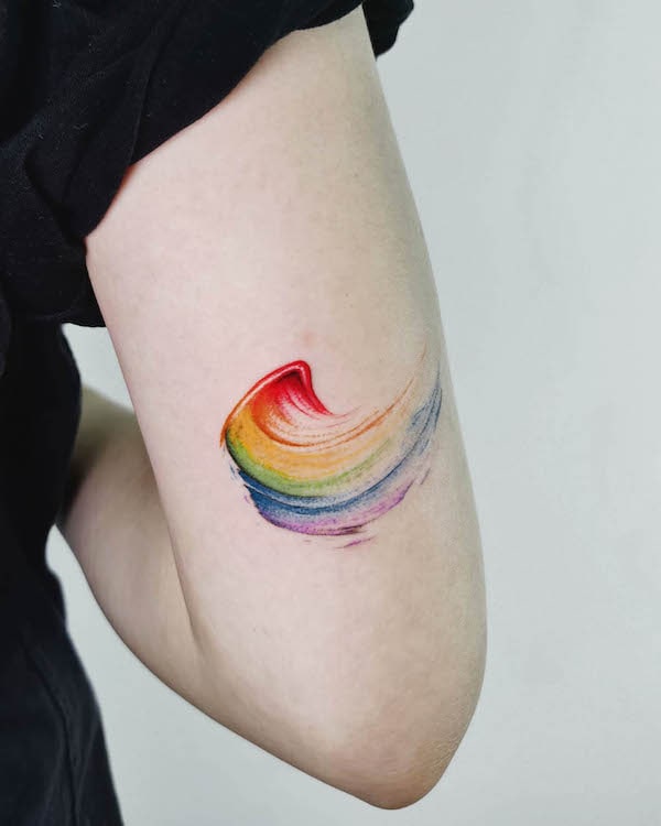 Tatuaggio con vernice arcobaleno di @deartattoohk