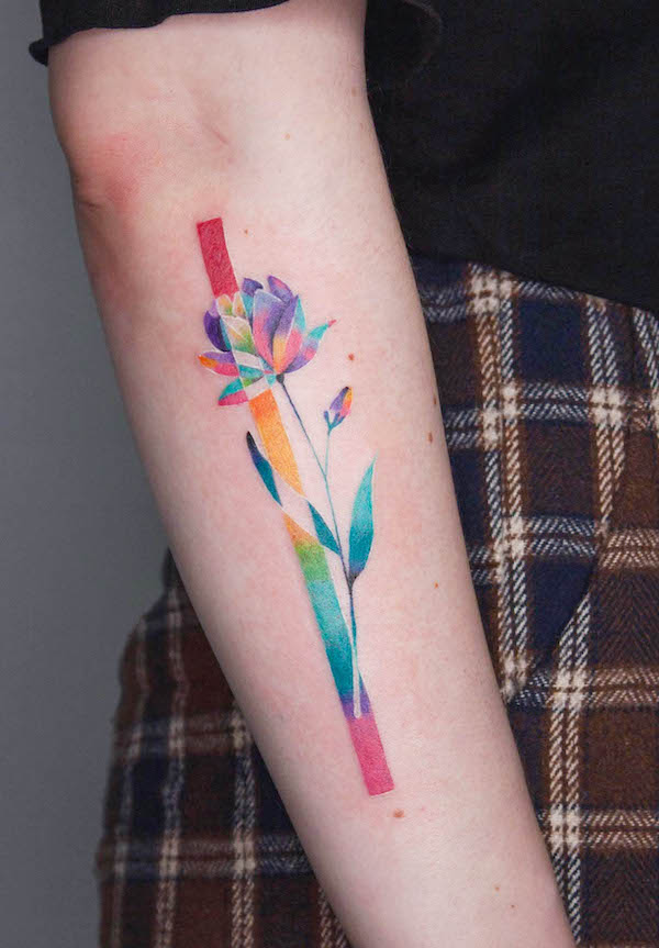 Fiore arcobaleno di @elizabeth.tattooer