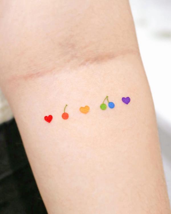 Piccole ciliegie arcobaleno di @heemee.tattoo