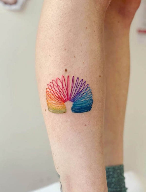 Tatuaggio Rainbow slinky walking spring di @i_do_tattoo