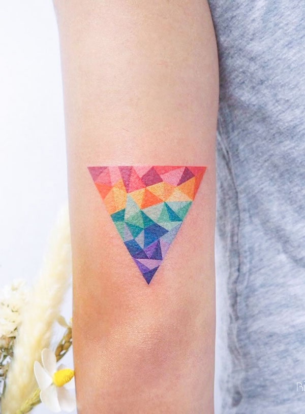 Tatuaggio con gemme arcobaleno di @bittersweetly.tattoo