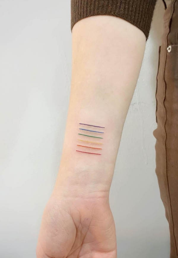 Tatuaggio del polso a linee arcobaleno di @naleak_tattoo