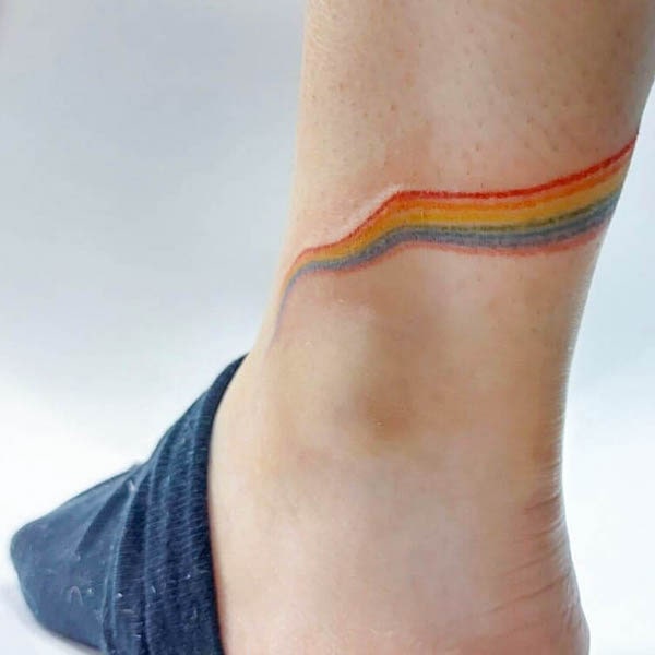 Tatuaggio della caviglia con fiume arcobaleno di @ahmatattoo