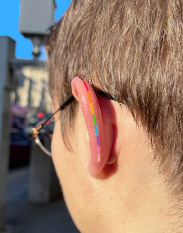 Linea arcobaleno sull'orecchio di @ssashi9