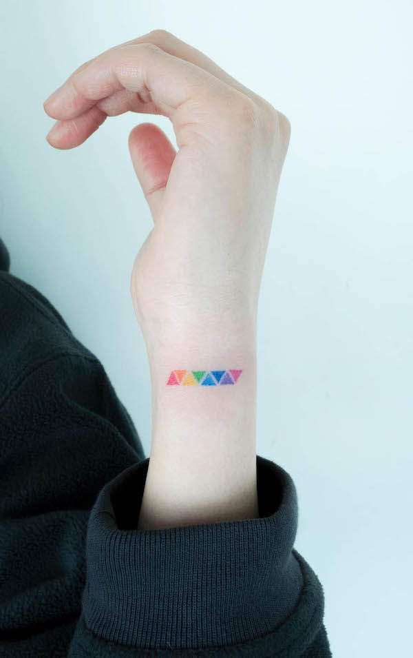 Tatuaggio da polso con triangoli arcobaleno di @keenetattoo