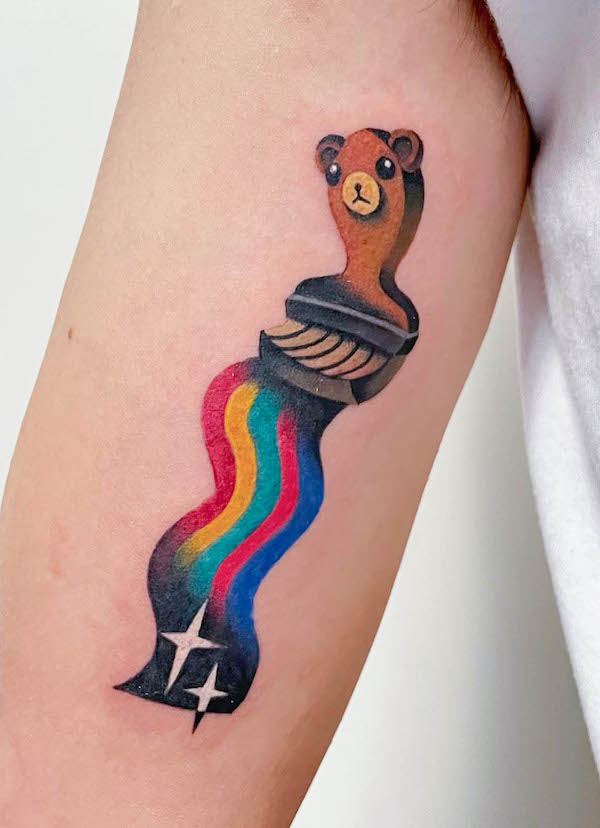 Tatuaggio con spazzola a forma di piccolo orso di @tattoo_ciaociao