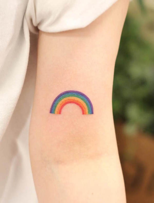 Piccolo arcobaleno sul braccio interno di @tattooist_cheeze