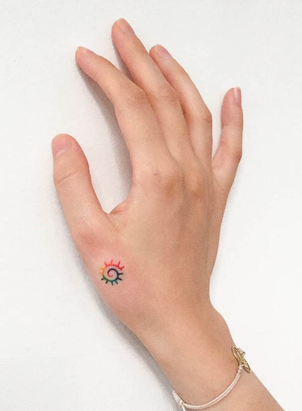 Piccolo tatuaggio del sole arcobaleno di @fundasakarya_tattooer