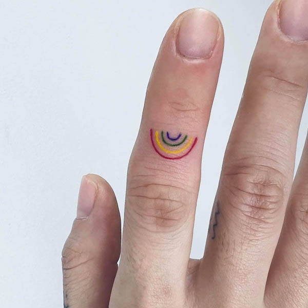 Tatuaggio di piccole dita arcobaleno di @tattooist_dante
