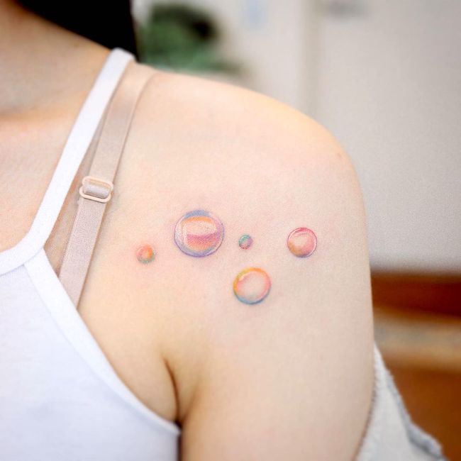 Tatuaggio a bolle d'arcobaleno per donne di @saegeemtattoo