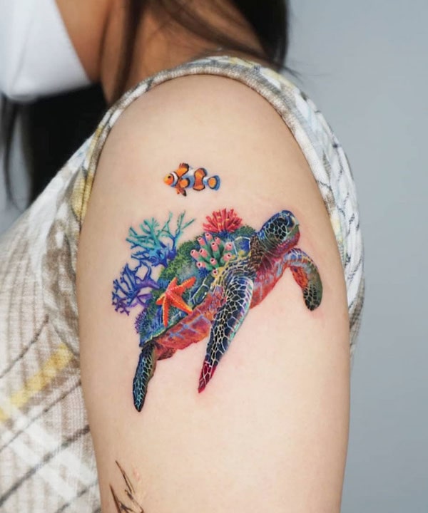 Tatuaggio a manica di tartaruga floreale di @non_lee_ink