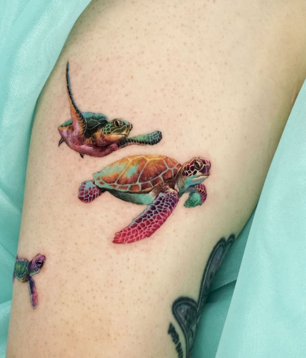 Tatuaggio con tartarughe arcobaleno di @non_lee_ink