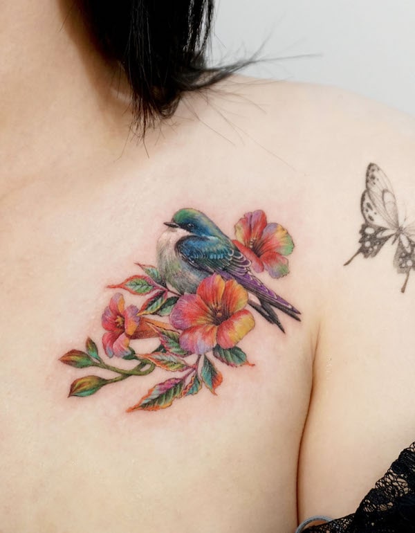 Bellissimo tatuaggio di uccelli sulla clavicola di @non_lee_ink