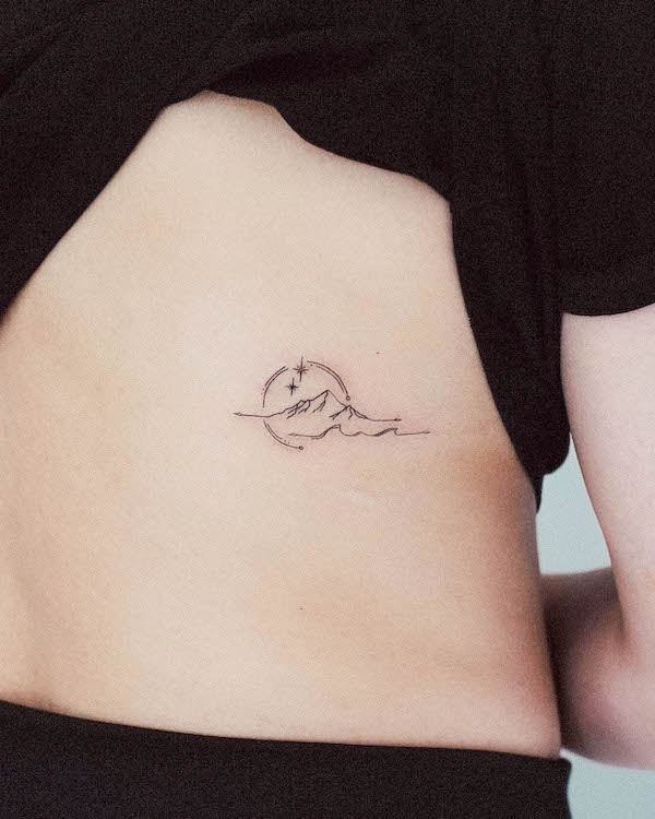 Piccolo tatuaggio all'orizzonte dell'alba di @tavi_tattoo