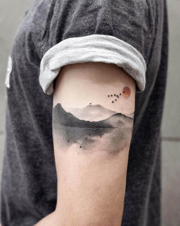 Tatuaggio cinese con pittura ad inchiostro su fascia da braccio di @chenjie.newtattoo