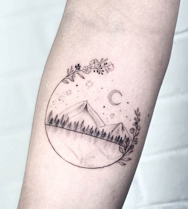Tatuaggio paesaggio floreale da @anyma.tattoo