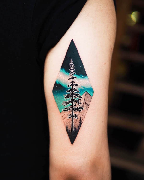 Tatuaggio a manica di Aurora e albero di @evgenymel