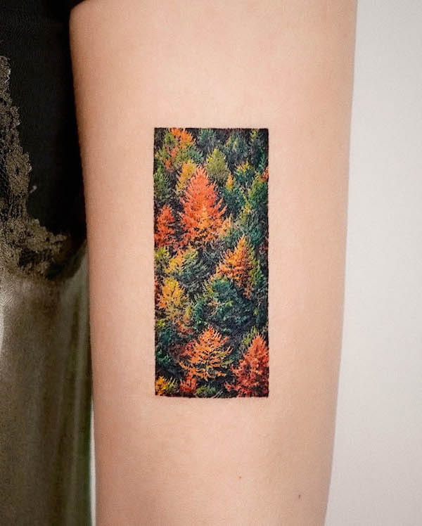 Tatuaggio della foresta autunnale di @youngchickentattoo