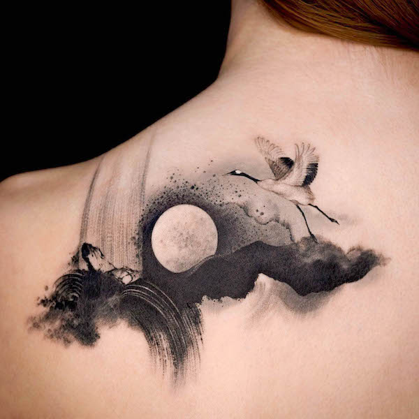 Tatuaggio cinese con gru e luna di @rizn__tattoo